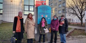 djęcie przedstawia delegację na tle napisu o partnerstwie