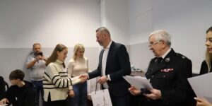 Zdjęcie przedstawia grupę uczestników konkursu