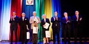 Zdjęcie przedstawia osoby wyróżnione podczas sesji 12 maja