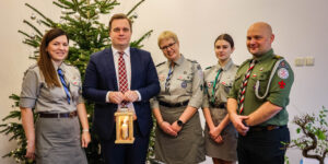 zdjęcie przedstawia harcerzy i prezydenta Ostrołęki