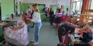 Zdjęcie przedstawia pracownię fryzjerstwa w ZSZ nr 2 w czasie konkursu