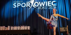 Zdjęcie przedstawia tancerkę na scenie OCK