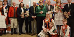 Zdjęcie przedstawia laureatów nagrody Kurpik
