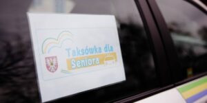 Zdjęcie przedstawia oznakowanie taksówki dla seniora