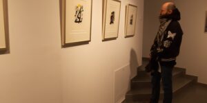 Zdjęcie przedstawia zwiedzanie wystawy w Galerii "Ostrołęka"