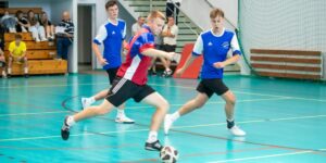 Zdjęcie przedstawia zawodników podczas meczu