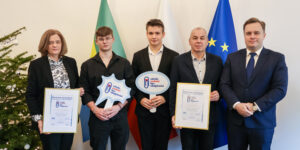 Zdjęcie przedstawia uczniów z nauczycielami u prezydenta