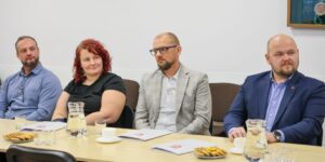 Zdjęcie przedstawia członków komitetu