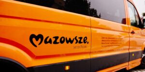 zdjęcie przedstawia bus szkolny