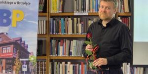 zdjęcie przedstawia wykładowcę w bibliotece