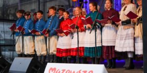 Zdjęcie przedstawia występy podczas jarmarku