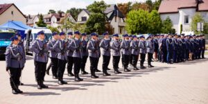 zdjęcie przedstawia policjantów maszerujących przez miasto